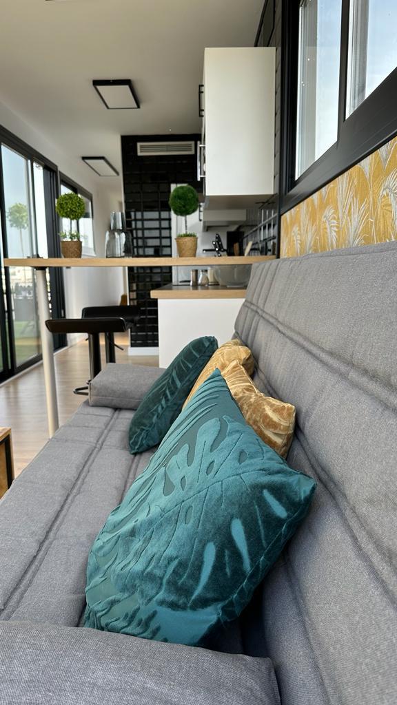 Interior cálido de casa contenedor